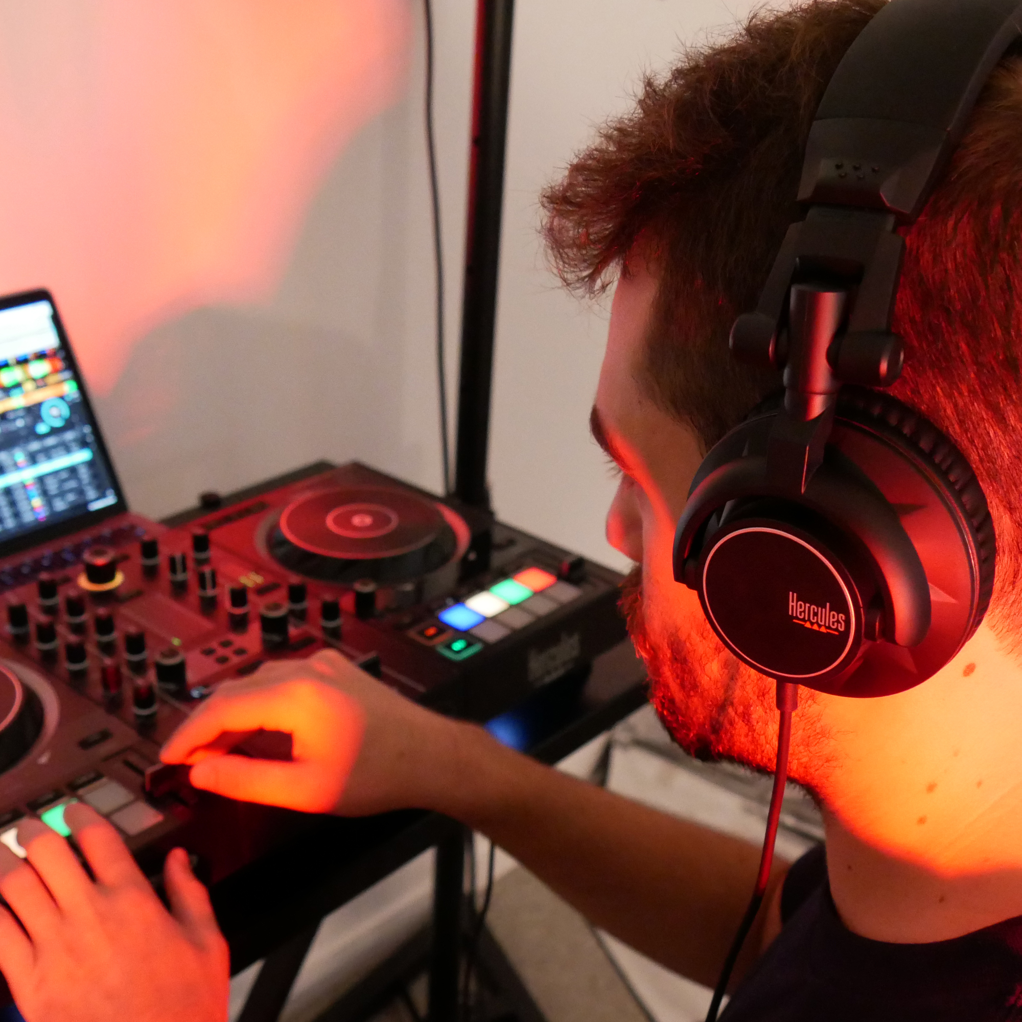 Casque Audio DJ de Qualité Professionnelle Pliable et Confortable Noir Argenté Hercules HDP DJ60 Haute Performance