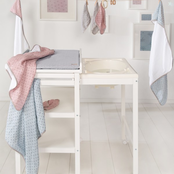Table à langer roba avec les textiles de la série roba Style en bleu clair et rose