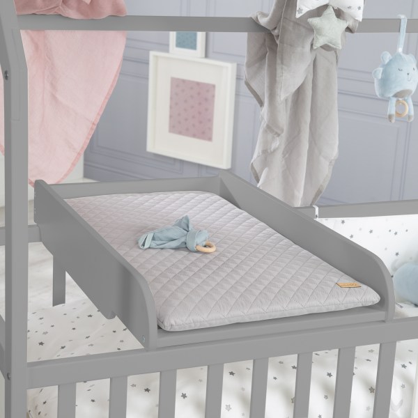 Plan à langé gris posé facilement sur le lit bébé