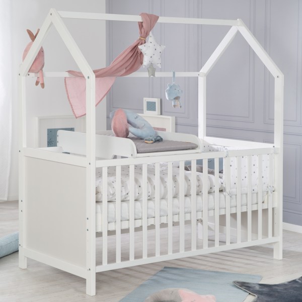 Vue d'ensemble de la chambre avec lit bébé et plan à langer installé dessus
