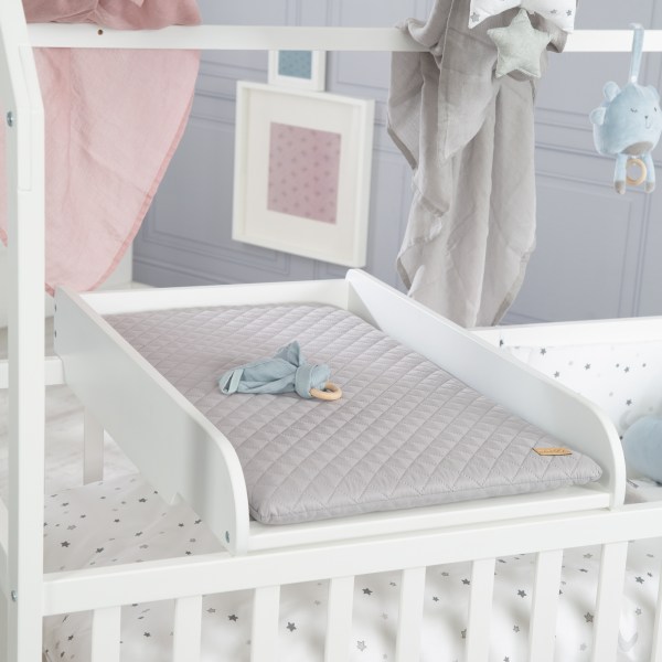 Plan à langé blanc posé facilement sur le lit bébé