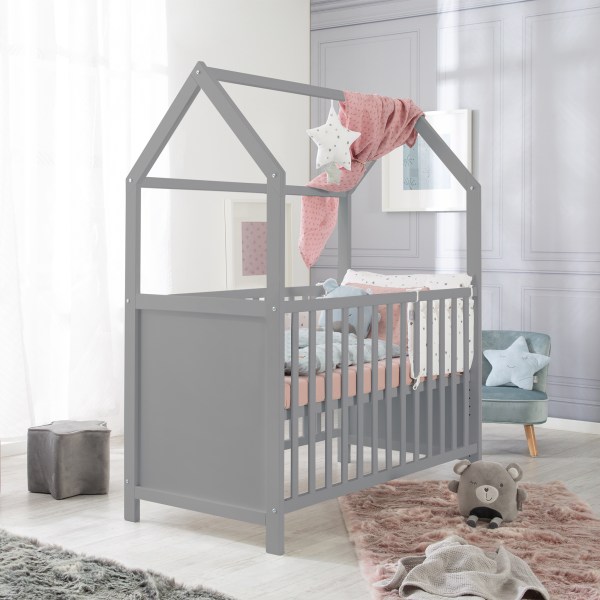 Lit bébé cabane laqué taupe avec parrure de lit et des objets attachés au toit