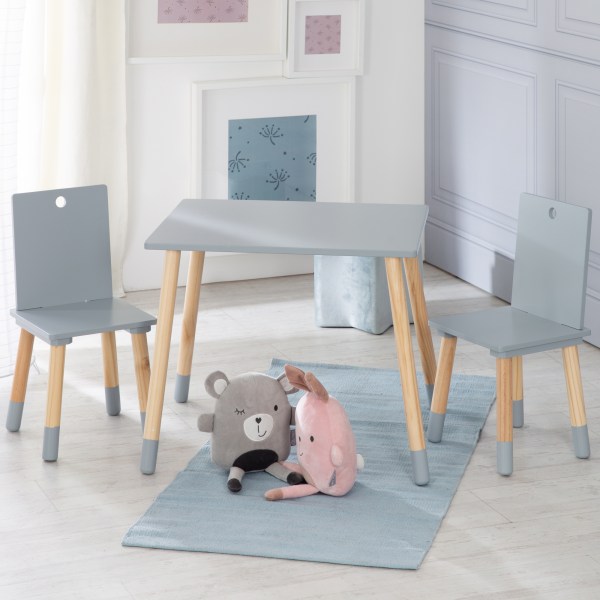 Table d'enfant grise et deux chaises avec des jouets à la chambre de bébé