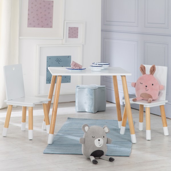 Table d'enfant blanche et deux chaises avec des jouets à la chambre de bébé