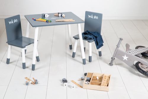 L'ensemble de table et chaises pour enfant laqué gris foncé et blanc avec jouets de bricolage en bois