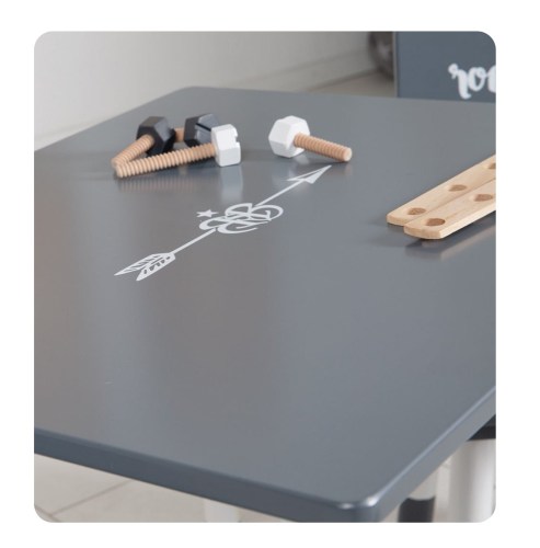 Surface de la table pour enfant laquée gris foncé avec impression de flèche en blanc