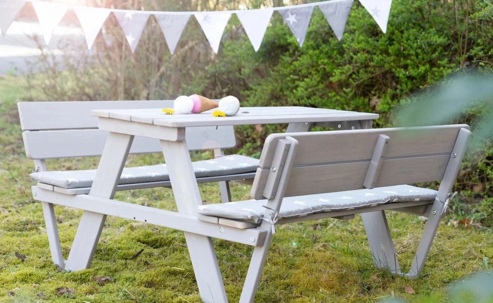 Table pique-nique grise pour enfants avec jouets en peluche et coussins gris